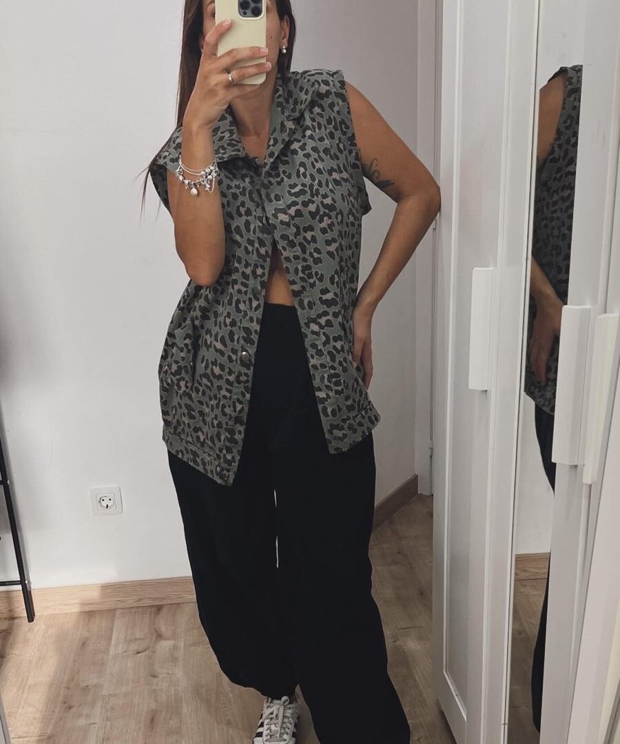 Chaleco over animal print