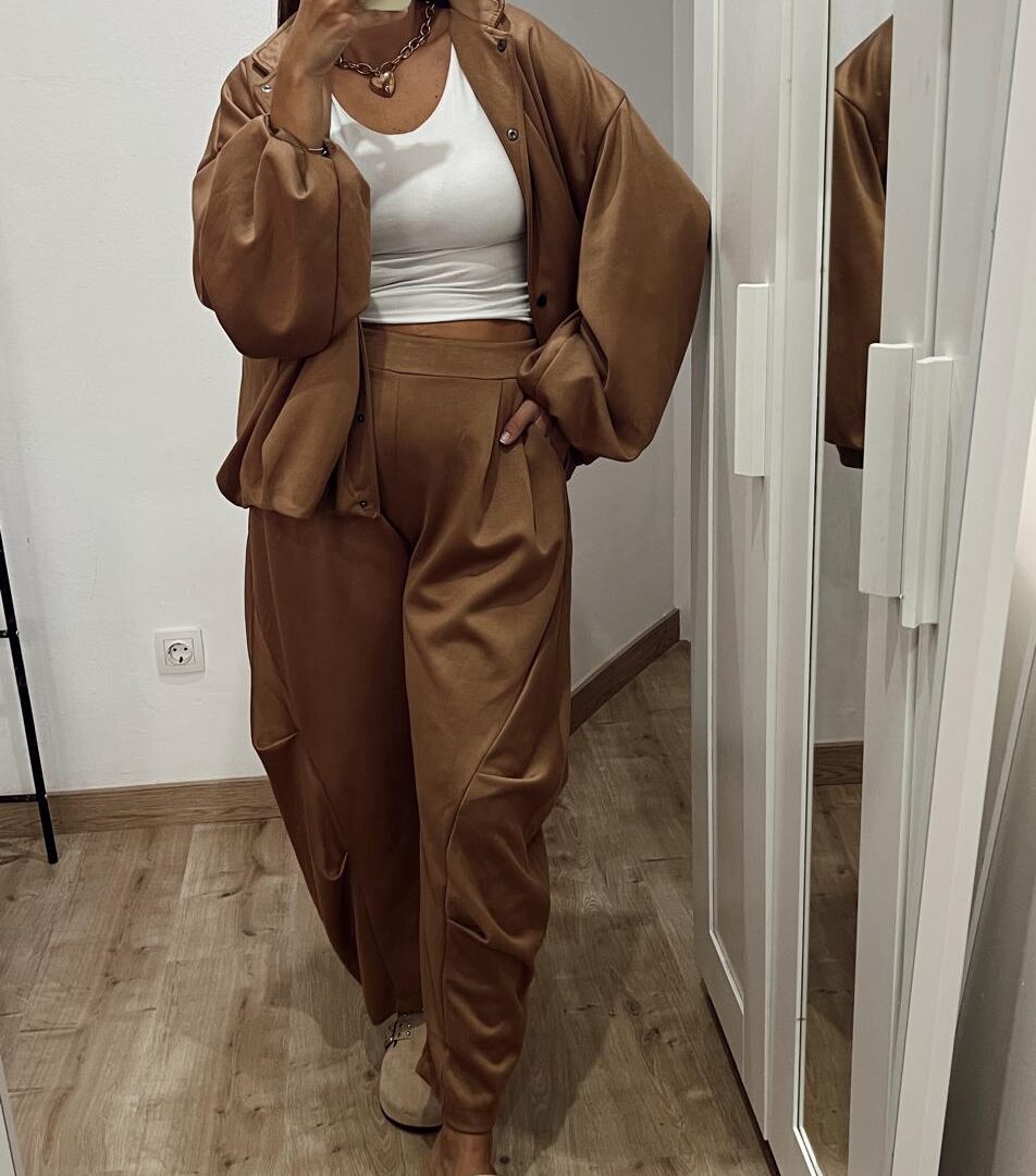 Pantalón over camel