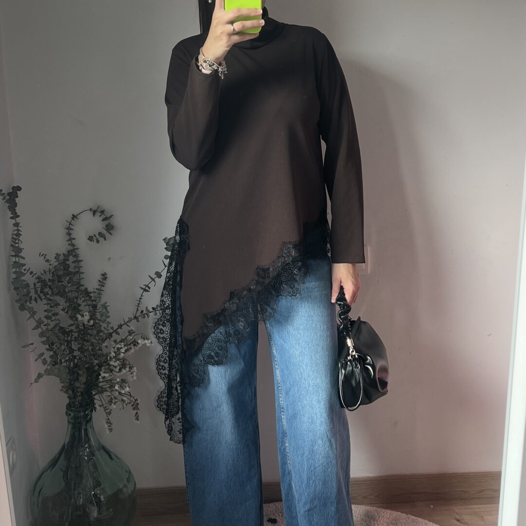 Camiseta asimétrica cuello alto marrón